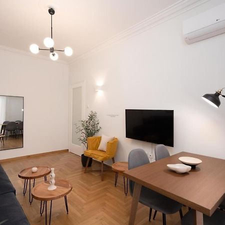 Vibrant Urban Getaway: Charming 2-Bedroom Near Bars, Parks, And Metro Афины Экстерьер фото